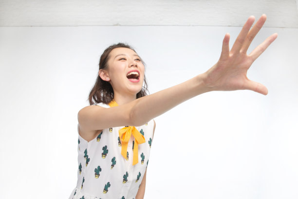 年轻女孩伸手抓图片下载