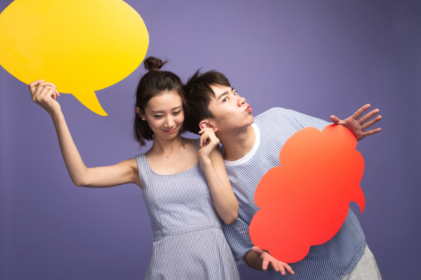 时尚青年男女拿着对话框图片下载