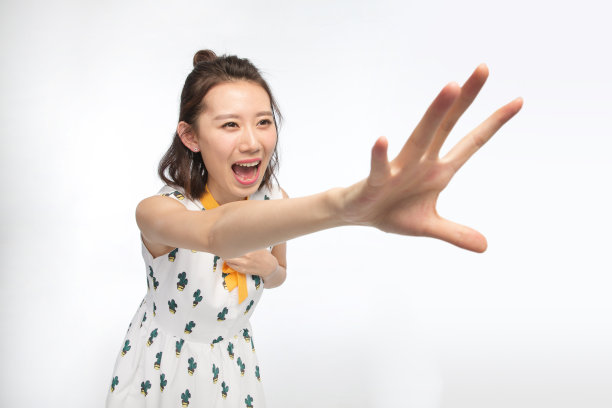 年轻女孩伸手抓图片下载