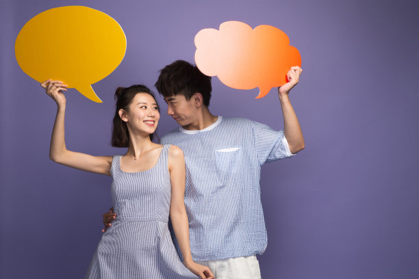 时尚青年男女拿着对话框图片下载