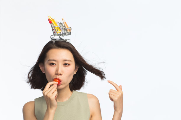 年轻女孩头顶购物车图片下载