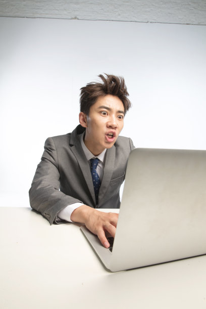 疲劳的商务青年男人图片下载