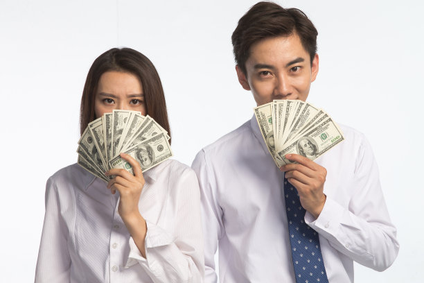 商务青年男女拿着美元图片下载