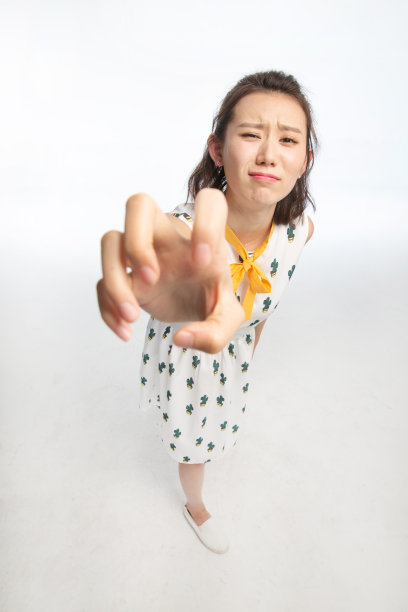 年轻女孩伸手抓图片下载