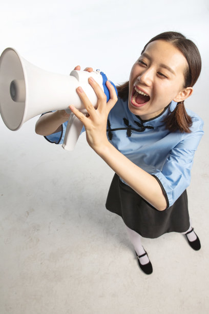复古青年女人使用扩音器图片下载