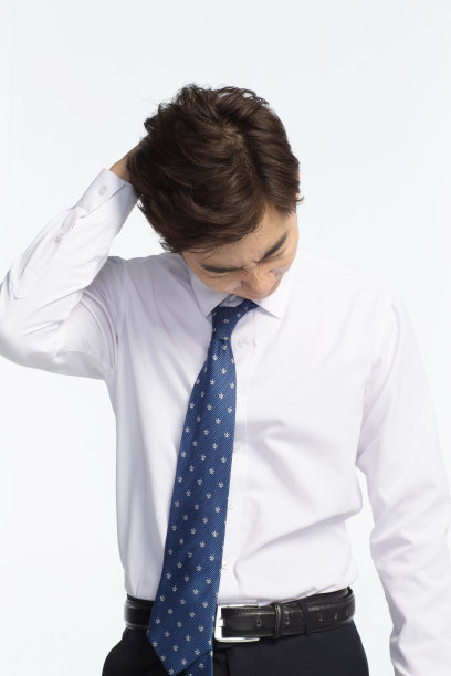 面部表情痛苦的青年男人图片下载