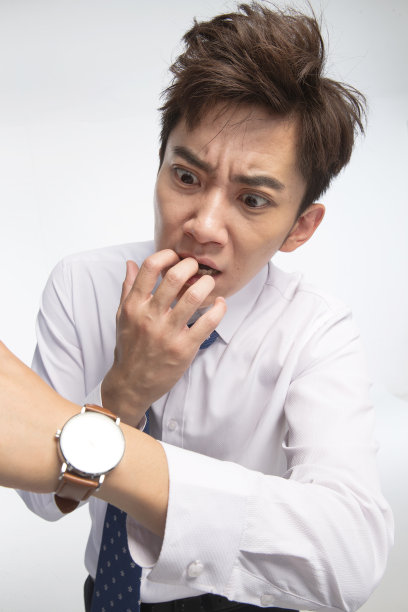 戴着腕表的商务青年男人图片下载