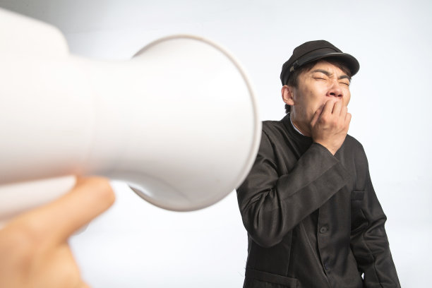 复古青年女人对着青年男人呼喊图片下载