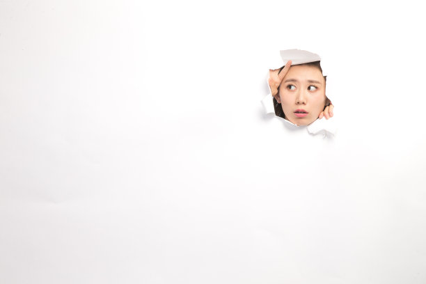 青年女人通过纸洞窥视图片下载