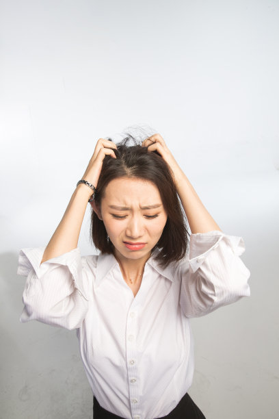 面部表情痛苦的青年女人图片下载