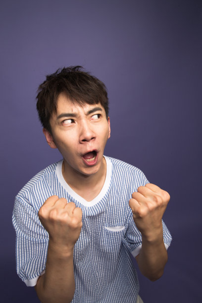 激动的青年男人图片下载