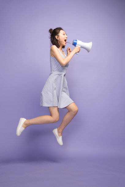 年轻女孩拿着话筒图片下载