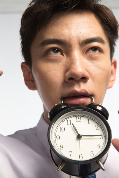商务青年男人拿着闹钟图片下载