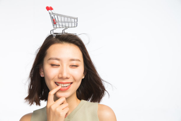 年轻女孩头顶购物车图片下载