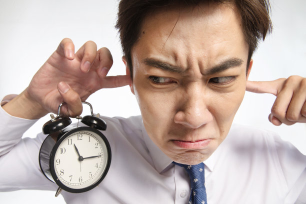 商务青年男人拿着闹钟图片下载