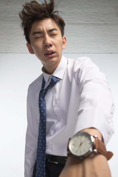 戴着腕表的商务青年男人图片下载