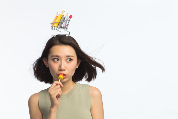 年轻女孩头顶购物车图片下载