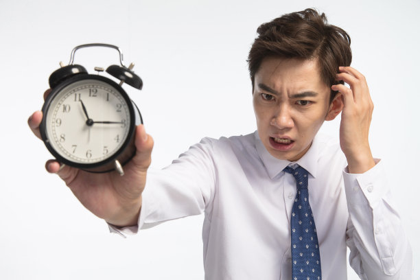 商务青年男人拿着闹钟图片下载