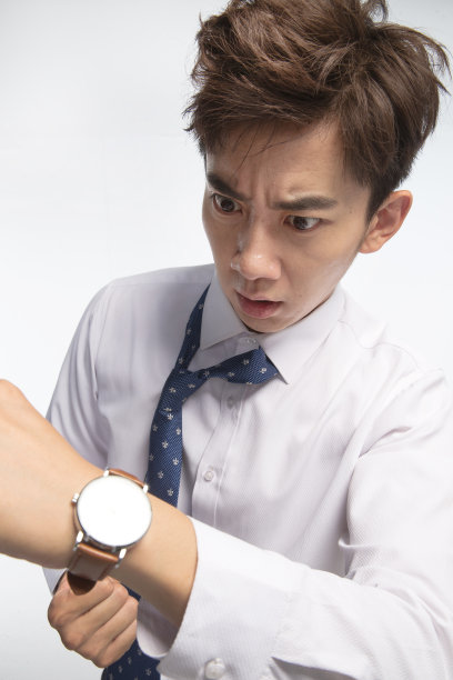 戴着腕表的商务青年男人图片下载