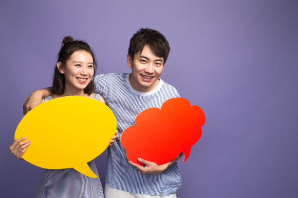 时尚青年男女拿着对话框图片下载