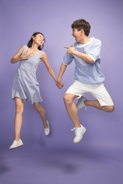 欢乐的青年情侣图片下载