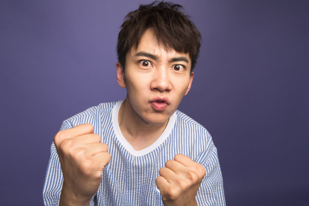 激动的青年男人图片下载