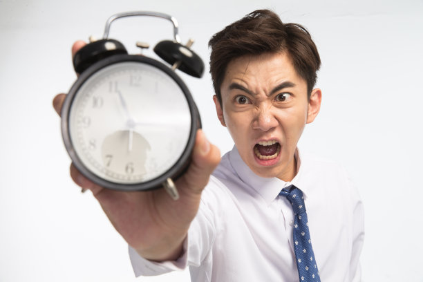 商务青年男人拿着闹钟图片下载