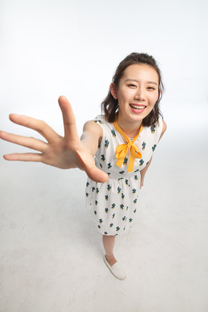 年轻女孩伸手抓图片下载