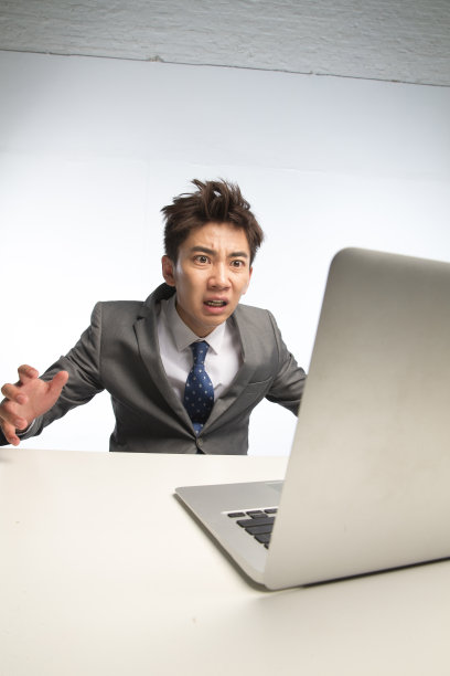 疲劳的商务青年男人图片下载