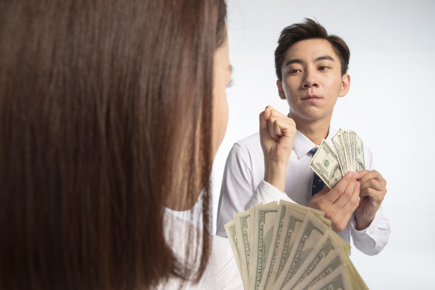 商务青年男女拿着美元图片下载