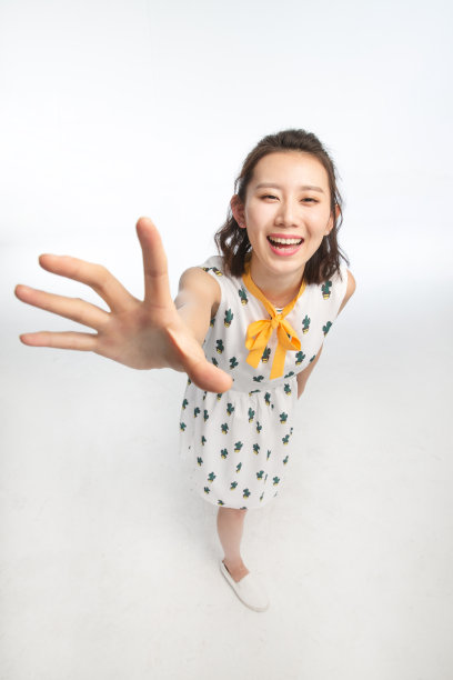 年轻女孩伸手抓图片下载