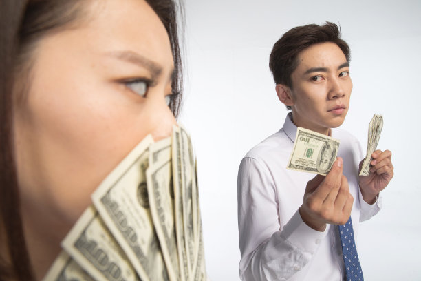 商务青年男女拿着美元图片下载