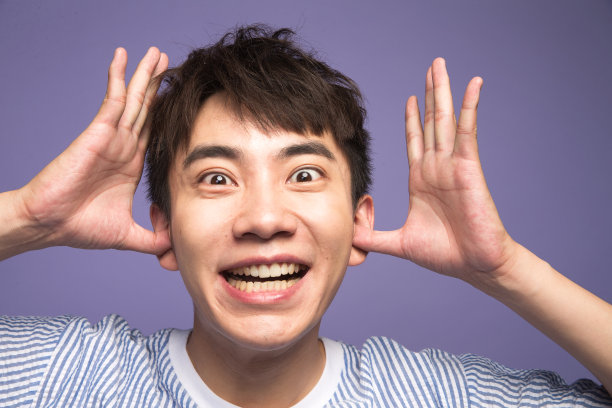 青年男人捂着耳朵图片下载