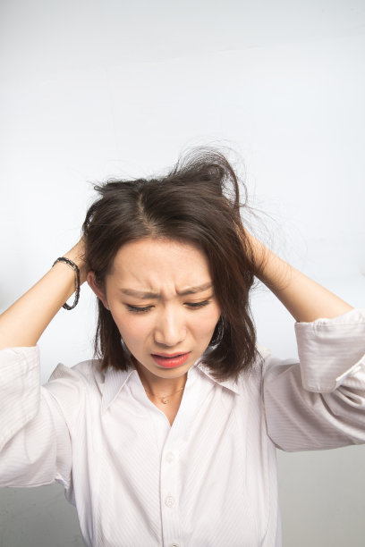 面部表情痛苦的青年女人图片下载