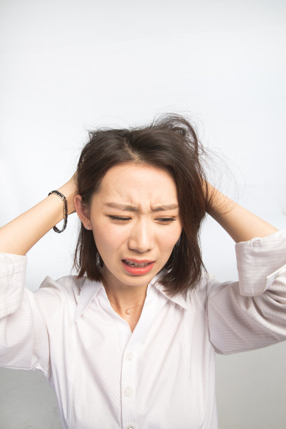 面部表情痛苦的青年女人图片下载