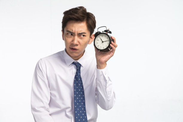 商务青年男人拿着闹钟图片下载