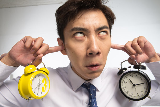 商务青年男人拿着闹钟图片下载