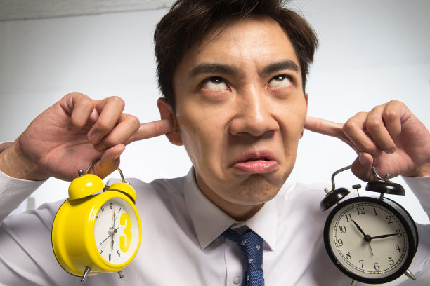 商务青年男人拿着闹钟图片下载