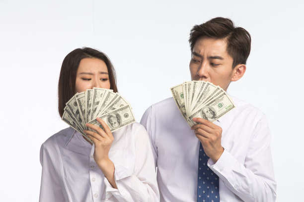 商务青年男女拿着美元图片下载