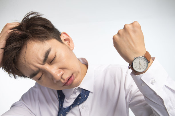 戴着腕表的商务青年男人图片下载