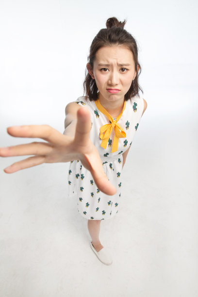 年轻女孩伸手抓图片下载