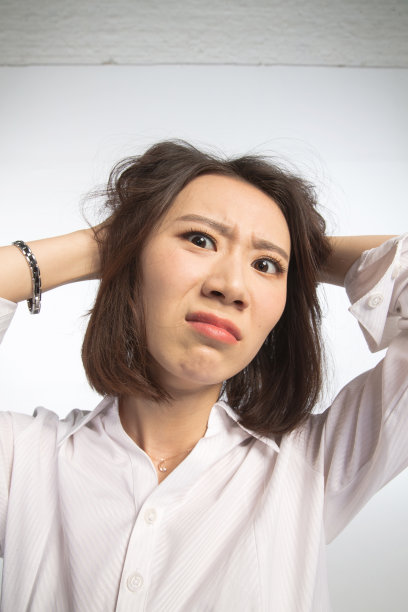 面部表情痛苦的青年女人图片下载