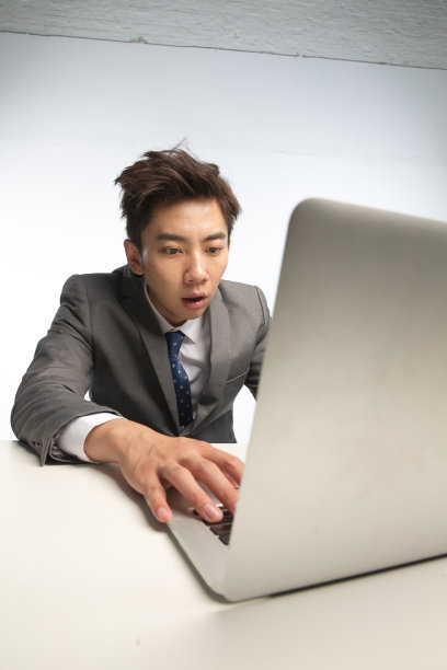 疲劳的商务青年男人图片下载