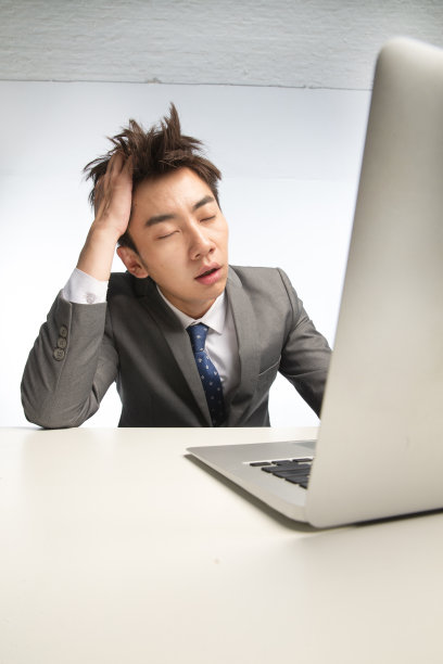 疲劳的商务青年男人图片下载