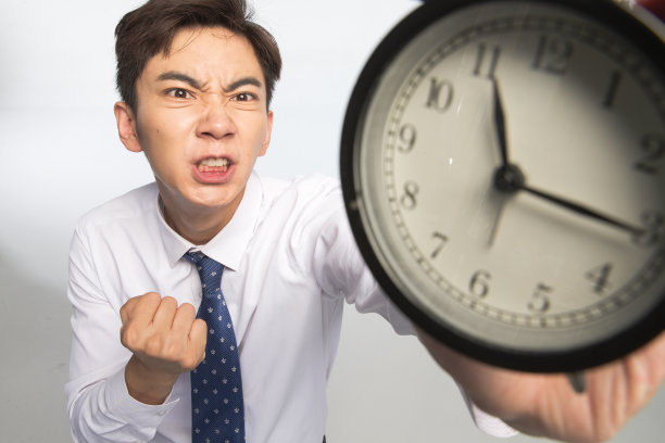 商务青年男人拿着闹钟图片下载