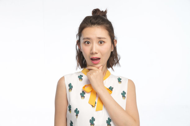 面部表情震惊的青年女人图片下载