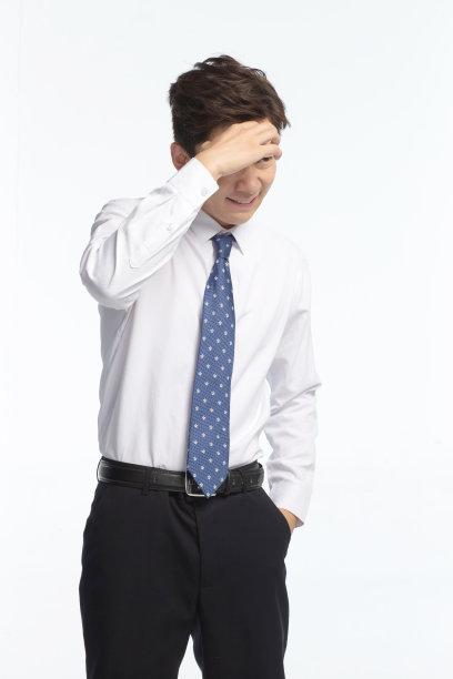 面部表情痛苦的青年男人图片下载