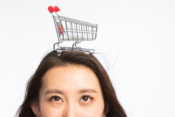 年轻女孩头顶购物车图片下载