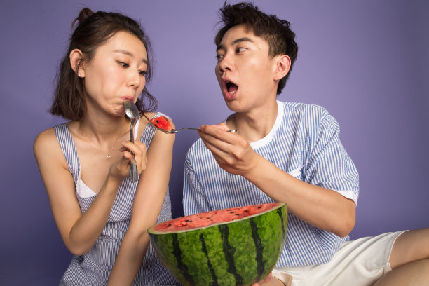 青年男女吃西瓜图片下载