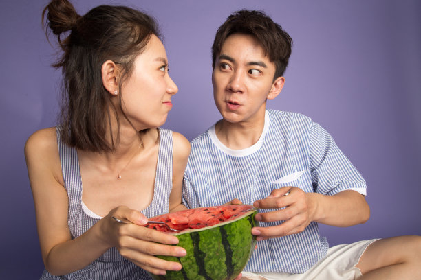 青年男女吃西瓜图片下载